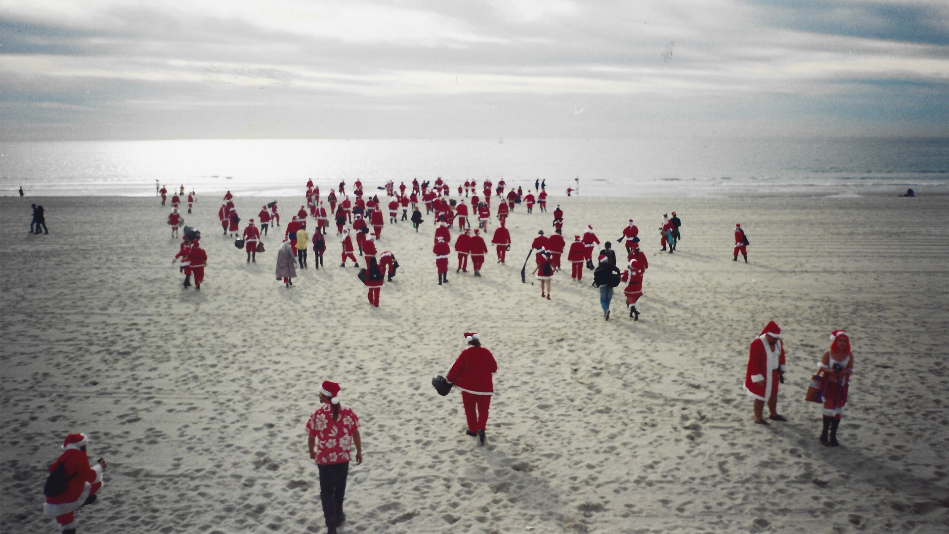 Santacon documentary — a sea of Santas on the Brooklyn Bridge